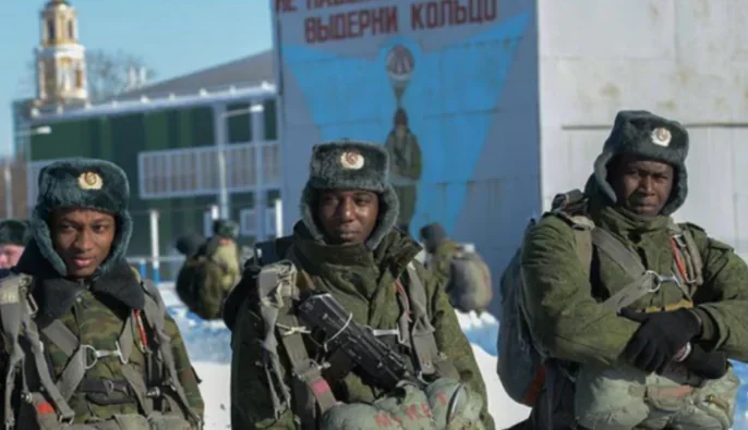 Африканські рекрути у формі російської армії під час вербування на війну