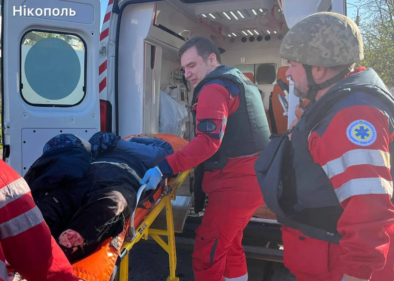 Медики завантажують тіло загиблого від удару дроном у Нікополі в карету швидкої