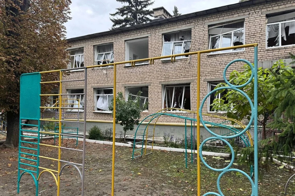 Пошкоджений дитячий садок у Запоріжжі з розбитими вікнами після обстрілу