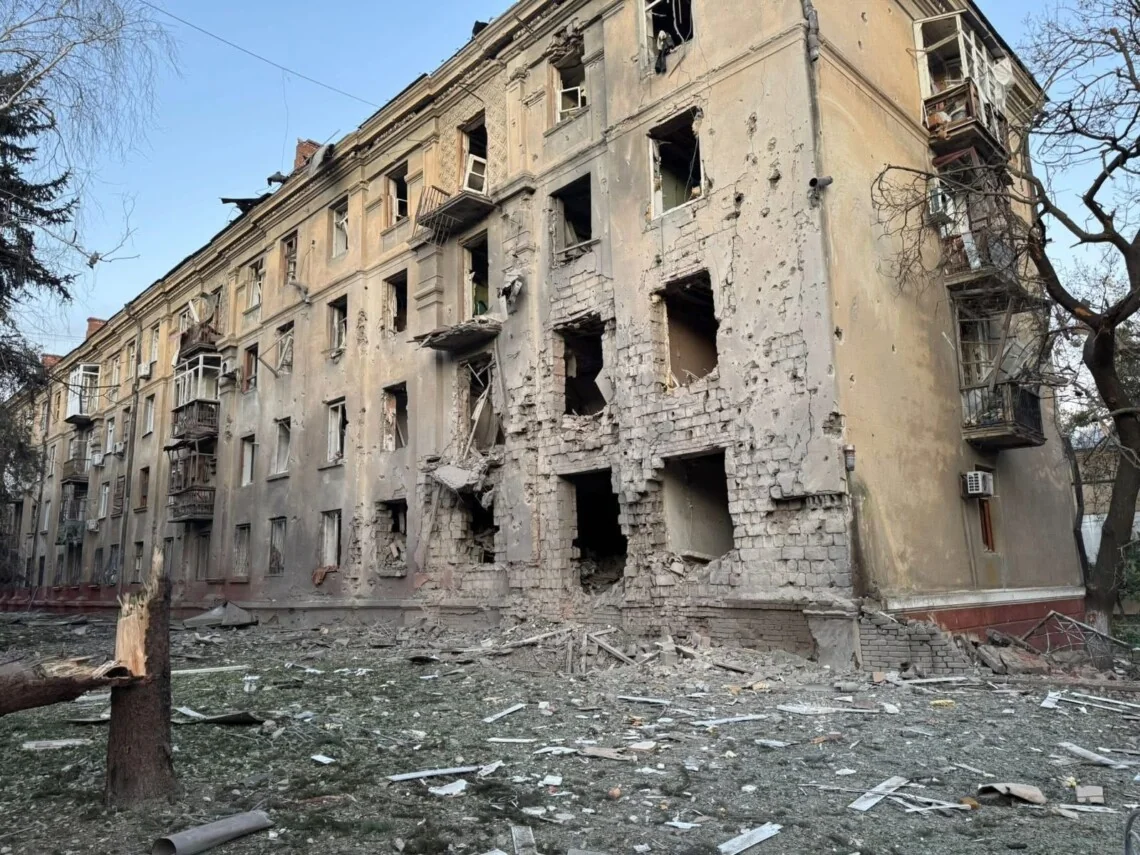 Пошкоджений багатоквартирний будинок у Краматорську після удару КАБ-250