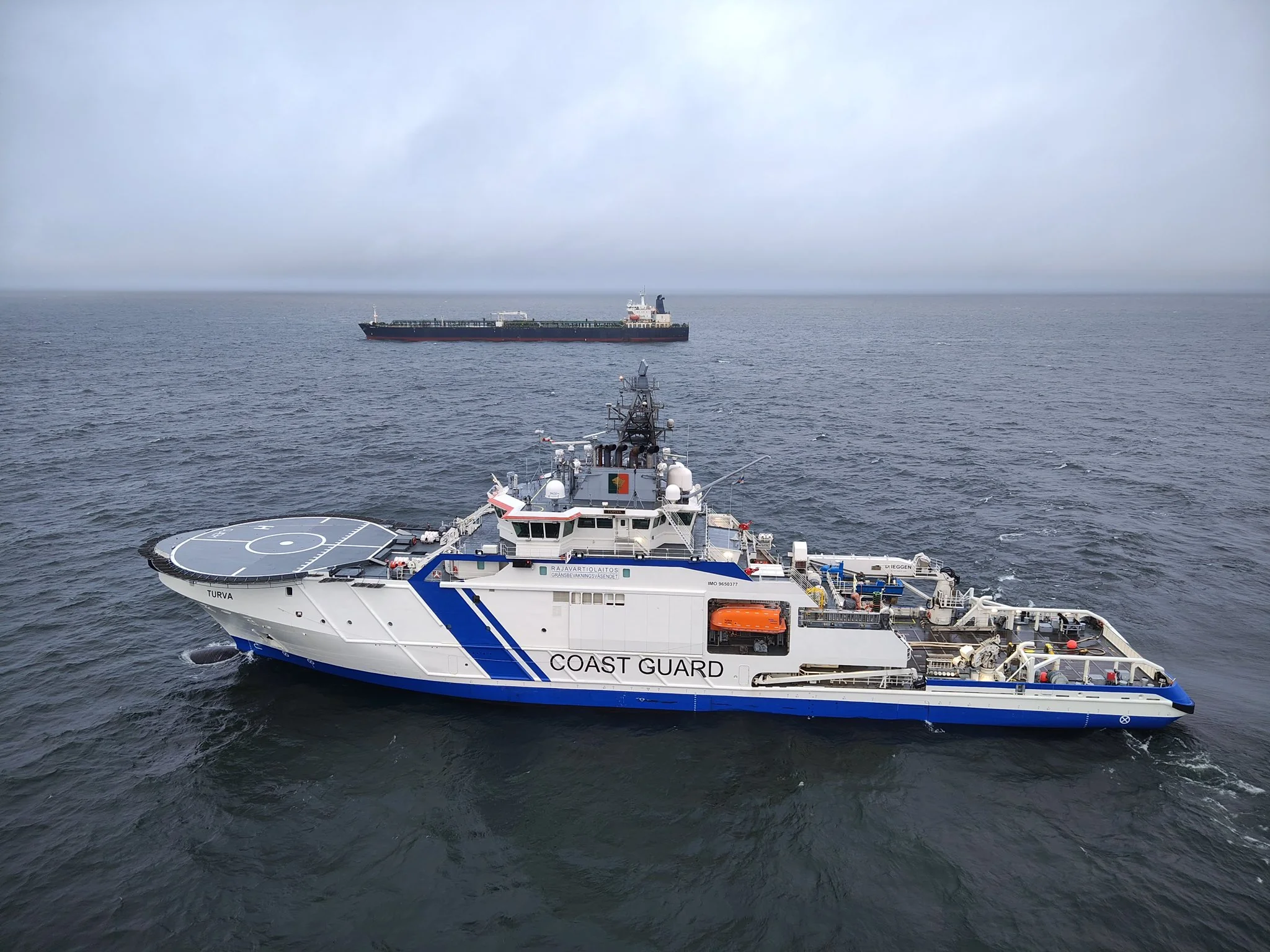 Британський корабель берегової охорони наближається до російського танкера в морі