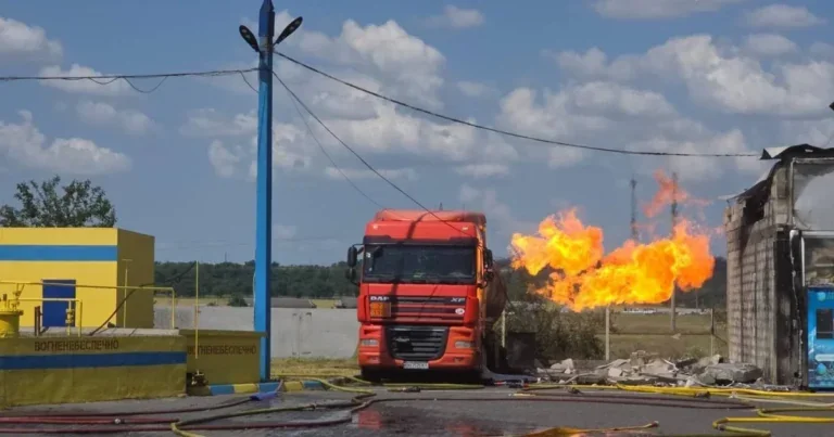 Газовоз MAN горить на АЗС в Одещині після удару Шахеда
