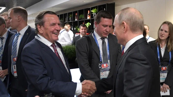 Герхард Шредер і Володимир Путін тиснуть руки на зустрічі в Москві