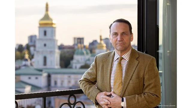 Радослав Сікорський на тлі Софійського собору в Києві