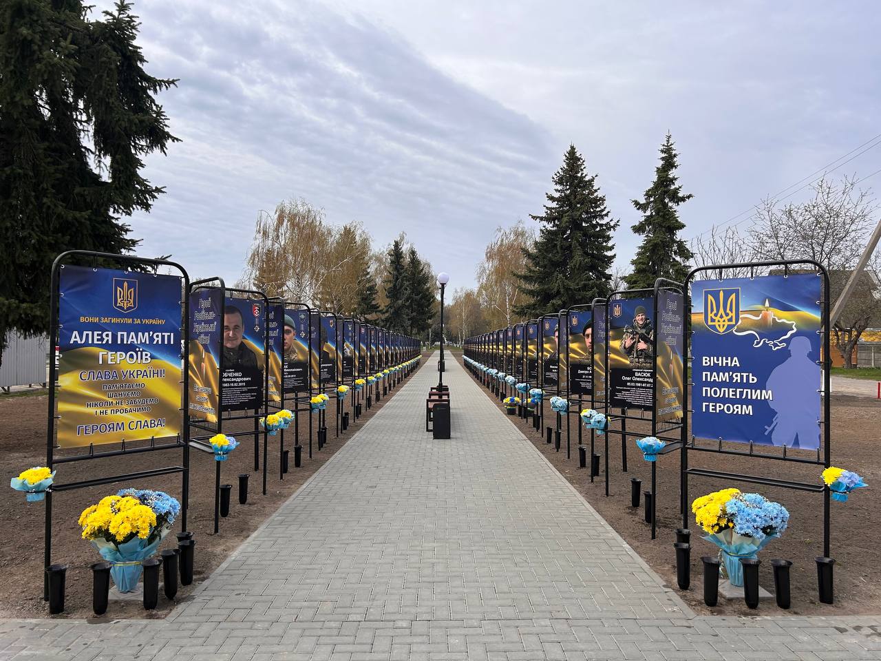 Алея Героїв у Києві з банерами полеглих воїнів та квітами