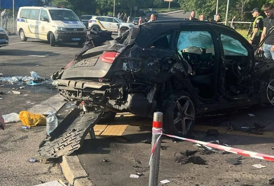 Пошкоджений Mercedes після смертельної ДТП на Чоколівському бульварі в Києві