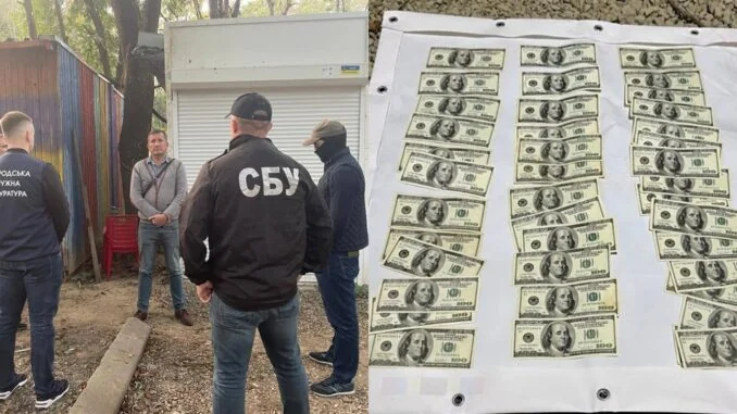 Співробітники СБУ та поліції з макетами 150 тисяч доларів під час обшуку