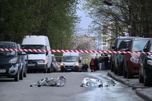 Місце стрілянини в Штаде: поліцейська стрічка та накриття на асфальті