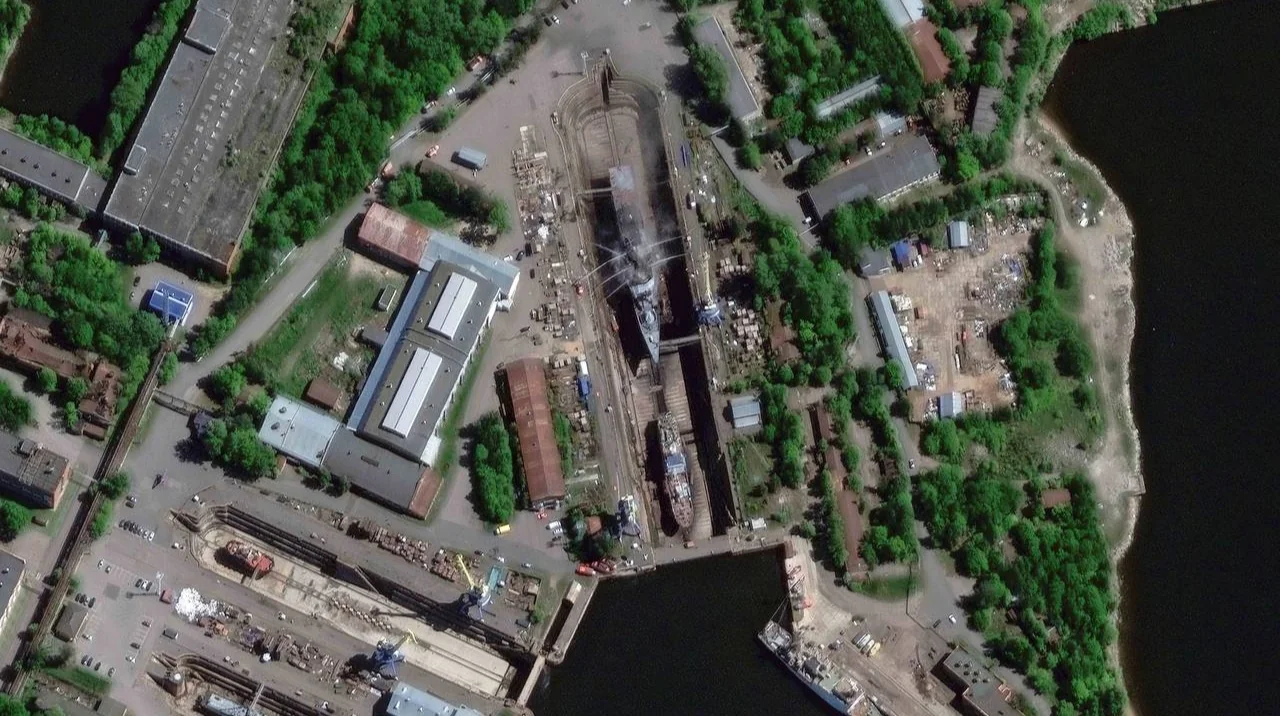 Супутниковий знімок корвета «Бойкий» у сухому доці Кронштадта під час пожежі
