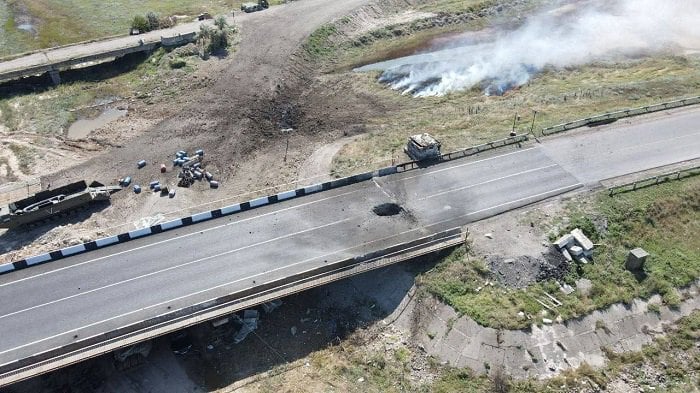 Пошкоджений міст через Генічеську протоку після удару Сил оборони України