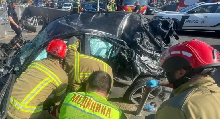 Рятувальники біля розбитого Mercedes після смертельної аварії в Києві
