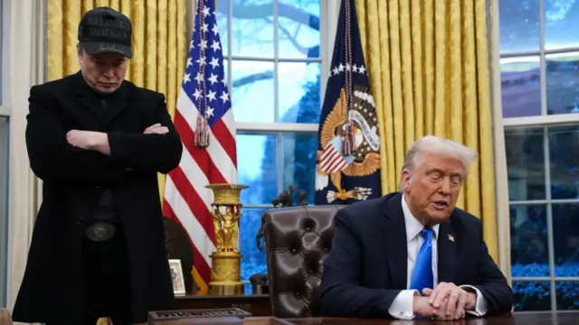 Дональд Трамп за столом в Овальному кабінеті з Ілоном Маском