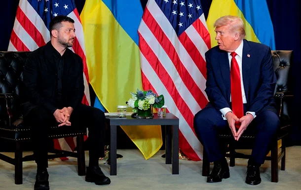 Дональд Трамп і Володимир Зеленський під час зустрічі на саміті G7