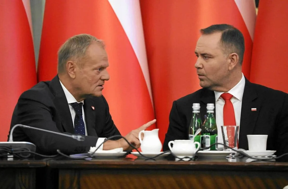 Дональд Туск застерігає Кароля Навроцького під час зустрічі з польськими прапорами