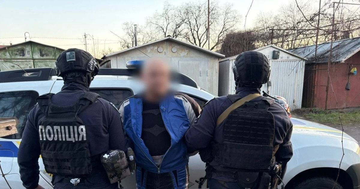 Патрульные в бронежилетах задерживают подозреваемого в Дарницком районе Киева