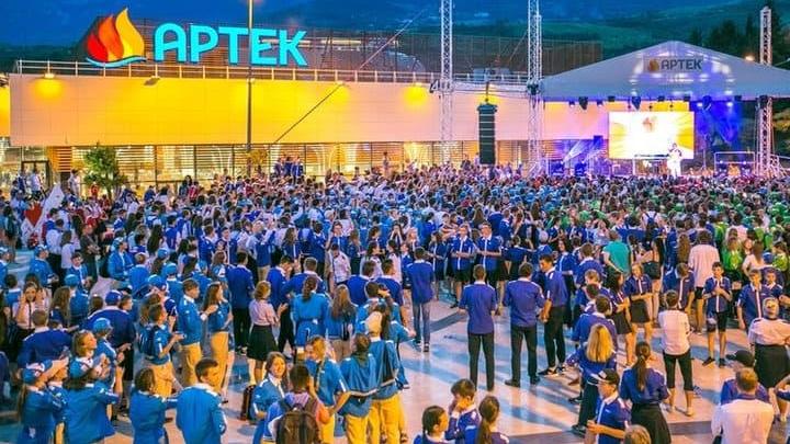 Діти біля табору Артек у Криму під час масового заходу