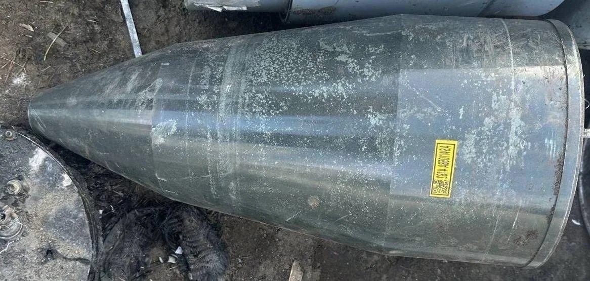 Бойова частина дрона Герань-2, вилучена поліцією біля дороги в Києві