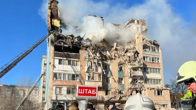 Пошкоджена багатоповерхівка після удару дронів РФ у Чернігівщині