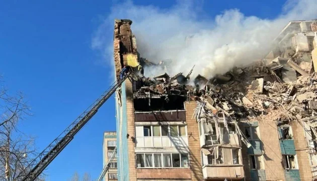 Пошкоджена багатоповерхівка в Балабином після удару КАБами