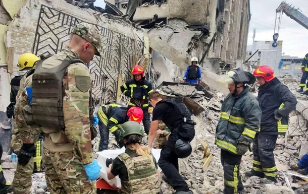 Рятувальники розбирають завали після обстрілу Краматорська, де загинула жінка