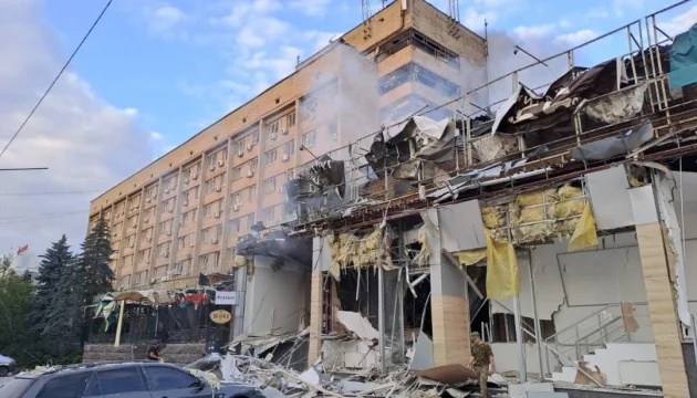 Поврежденная многоэтажка в Краматорске после российского удара 3 июня