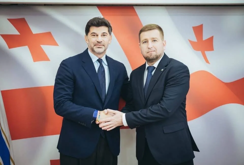 Зустріч представників України та влади Тбілісі на тлі прапорів Грузії