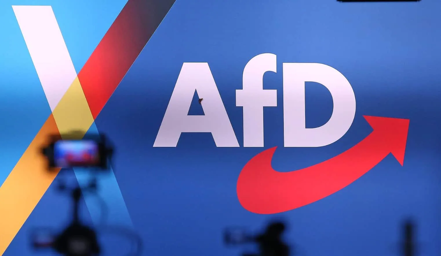 Логотип AfD з червоною стрілкою зростання на тлі прапора Німеччини