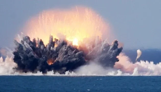 Вибух російського катера знищеного ВМС України на морі