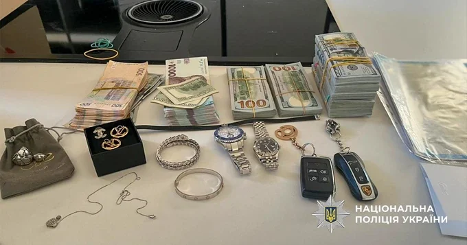 Вилучені 100 тисяч доларів та коштовності під час арешту посередника замаху на Юсова