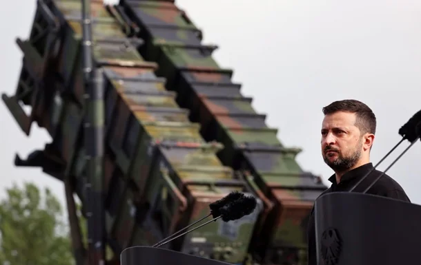 Зеленський біля трибуни на тлі пускової установки Patriot