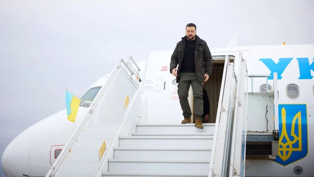 Президент Зеленський спускається трапом з літака при прибутті на Рамштайн