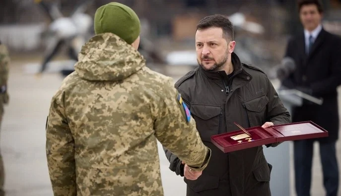 Зеленський вручає нагороду військовослужбовцю ЗСУ на церемонії