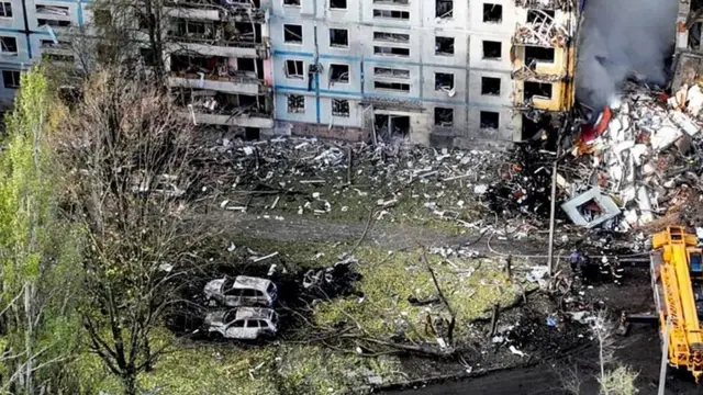 Зруйнована багатоповерхівка в Запоріжжі після удару КАБами