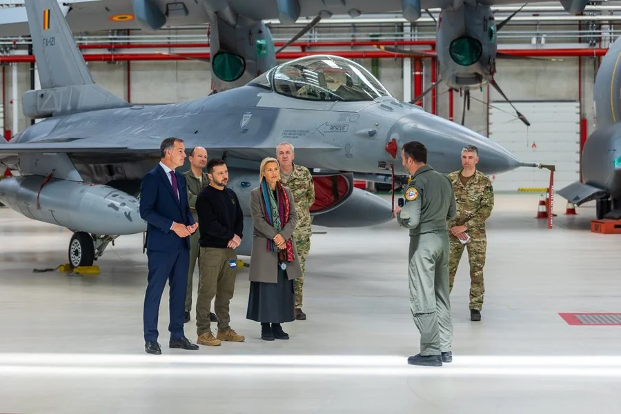 Зеленський з бельгійськими представниками біля винищувача F-16 під час зустрічі