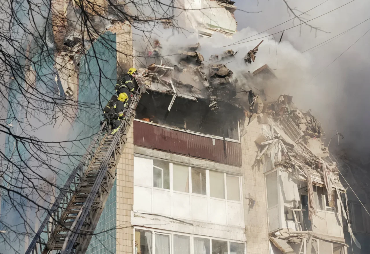Рятувальники на драбині біля пошкодженої будівлі після балістичного удару в Одещині