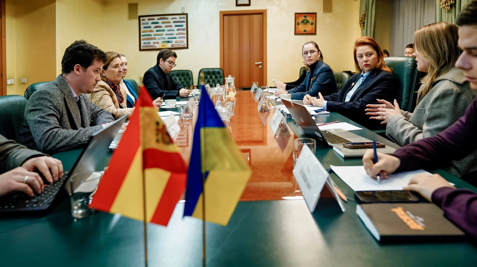 Зустріч делегацій України та Іспанії за столом переговорів з прапорами обох країн щодо модернізації аеронавігаційної системи України