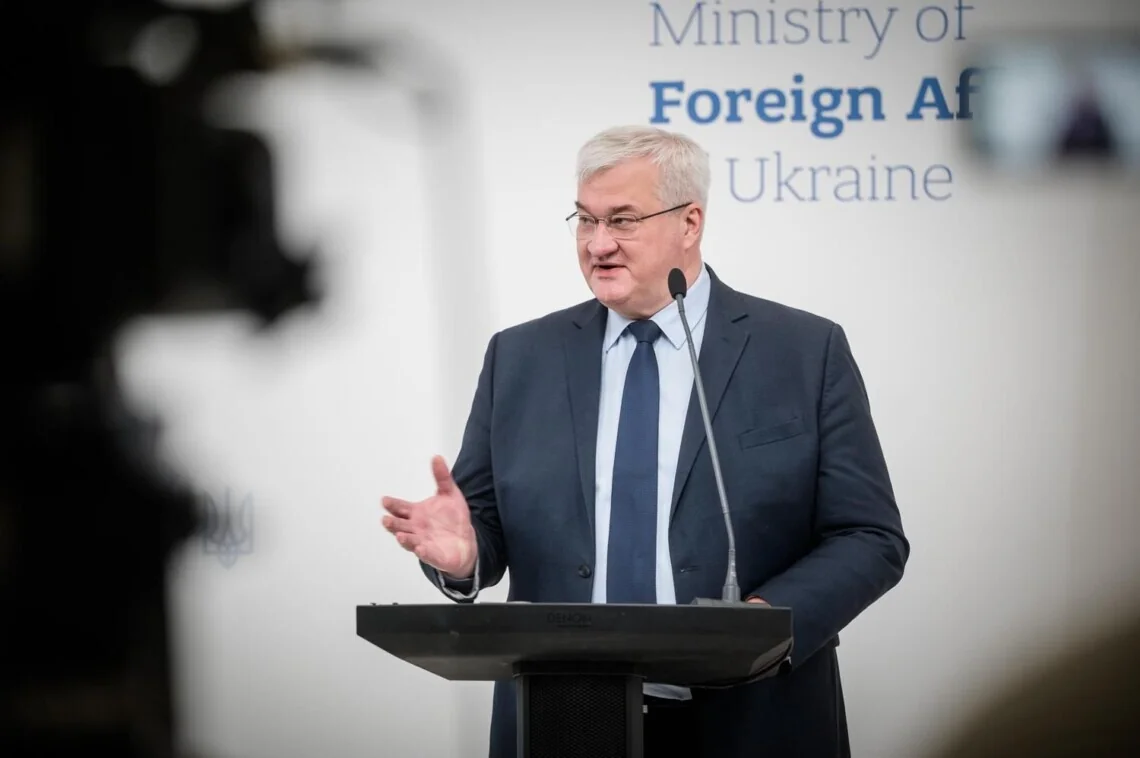 Міністр закордонних справ України на трибуні щодо припинення атак на аеропорти
