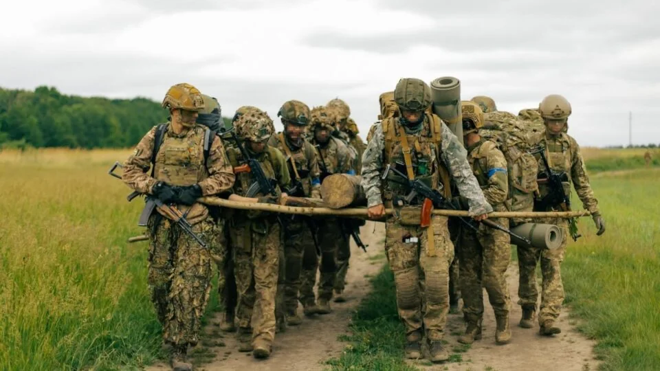 Російська піхота на марш-кидку через поле через брак палива