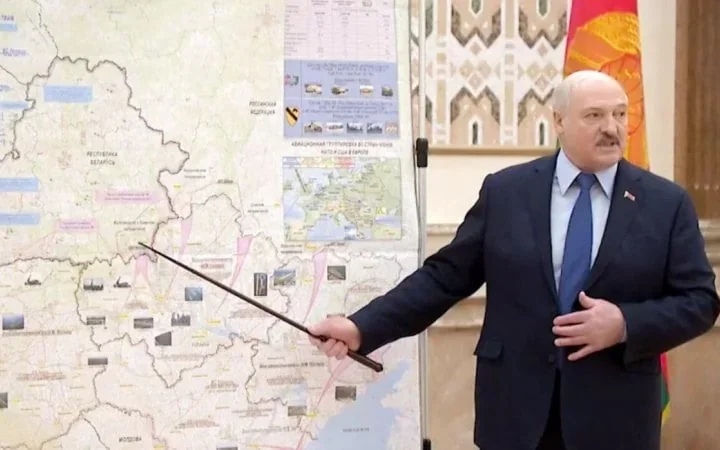 Олександр Лукашенко вказує на карту під час заяви про наземну операцію