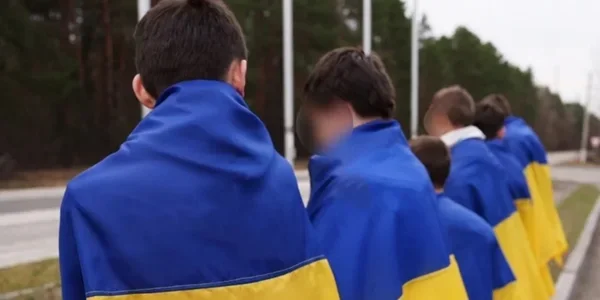 Украинские дети в флагах на мероприятии коалиции за их возвращение