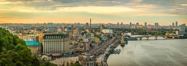 Панорама Подолу в Києві з Дніпром, мостом Патона і міською забудовою