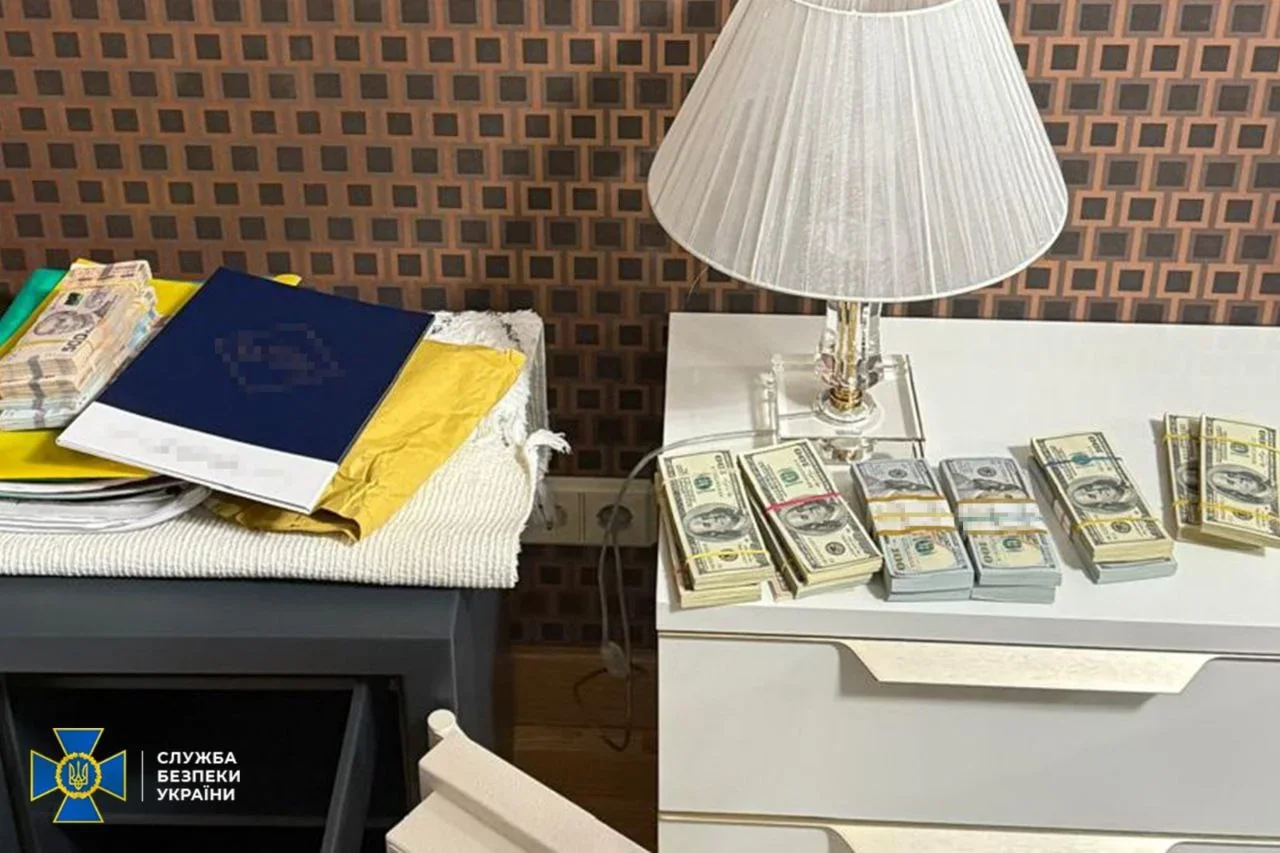 Вилучені пачки доларів США як доказ хабаря у справі Скорохода