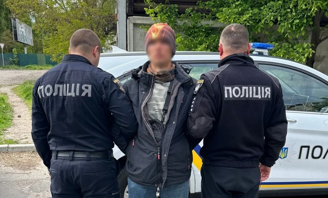 Суд арестовал львовянина за угрозу ножом 13-летнему Полицейские сопровождают задержанного львовянина после угрозы ножом 13-летнему