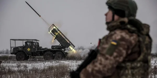 Український військовий спостерігає за запуском ракети з РСЗВ на фронті