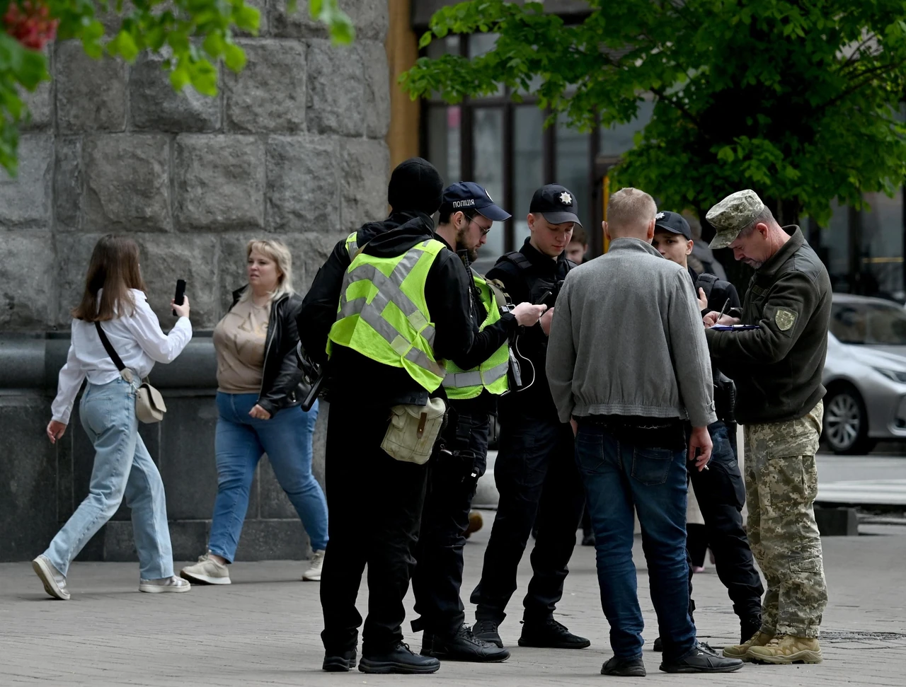 Чи має право воєнкомат заходити на подвір’я