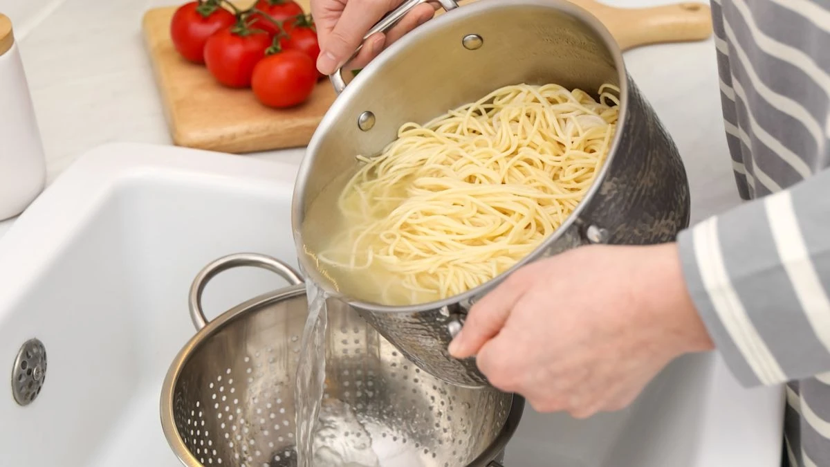 Чи потрібно промивати макарони після варіння