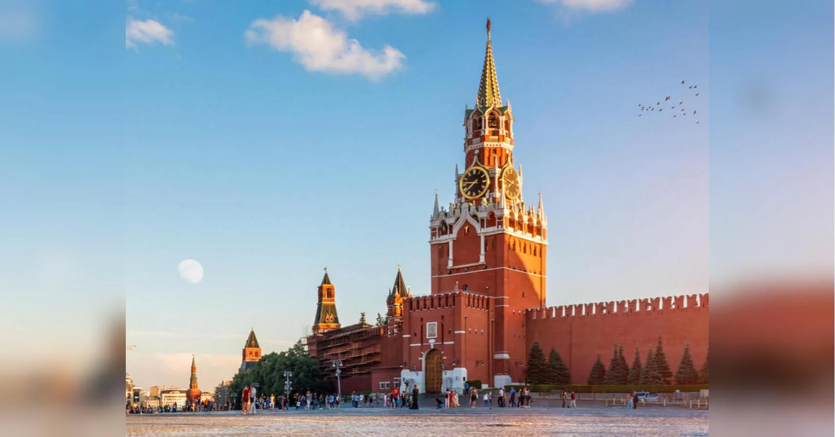 Спаська вежа Кремля з курантами на Червоній площі в Москві