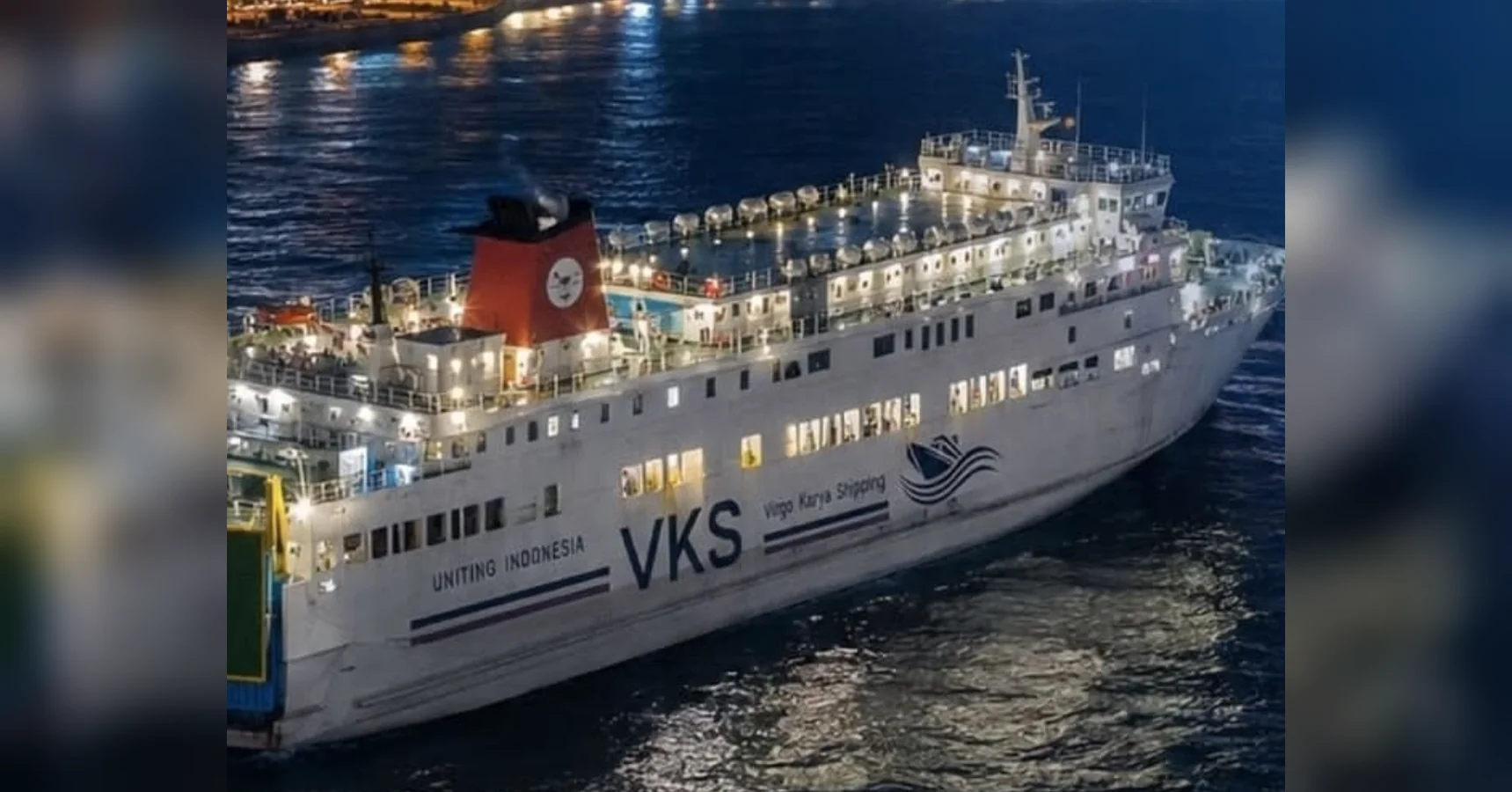 Освітлений пасажирський пором VKS Virgo Karya Shipping у нічному морі