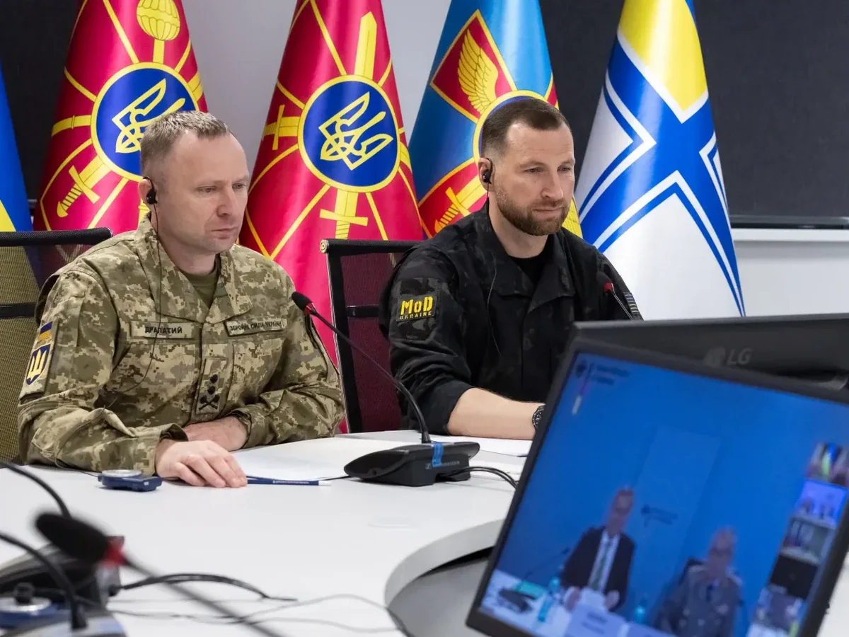 Драпатий і представник Міноборони на відеоконференції біля прапорів ЗСУ